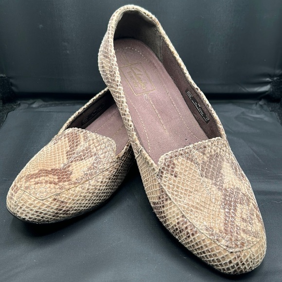 Clarks "Juliet Lora" Snakeskin Loafers Size 8 - Picture 1 of 8